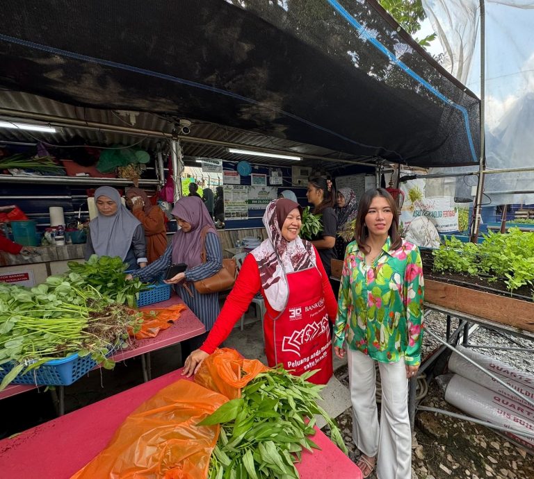 (已签发)柔:封面特稿:居委会种出热销品 金山园社区菜园成楷模