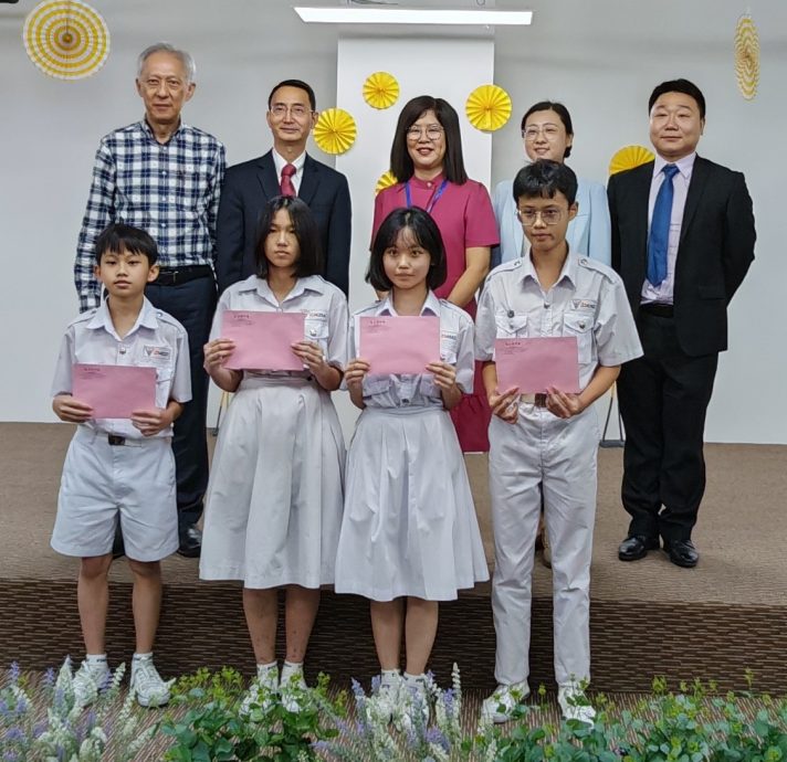 （已签发）柔：明年调整初一高一学杂费   童星存：宽中仍很多资助管道