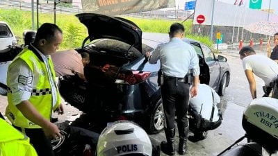 助女游客换备胎  警方送上“最暖突袭”