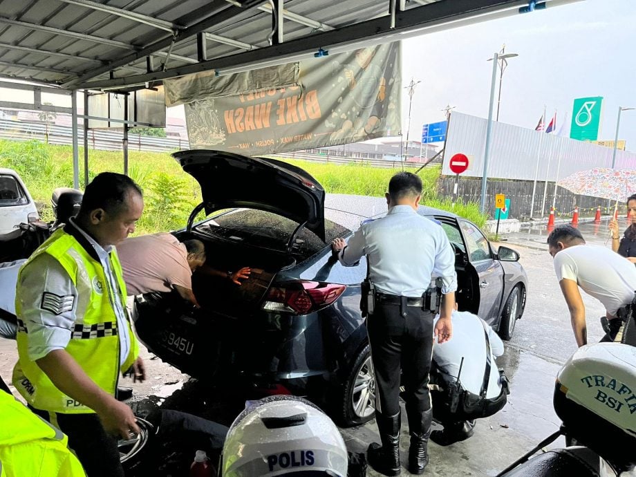 助女游客换备胎 警方送上“最暖突袭”