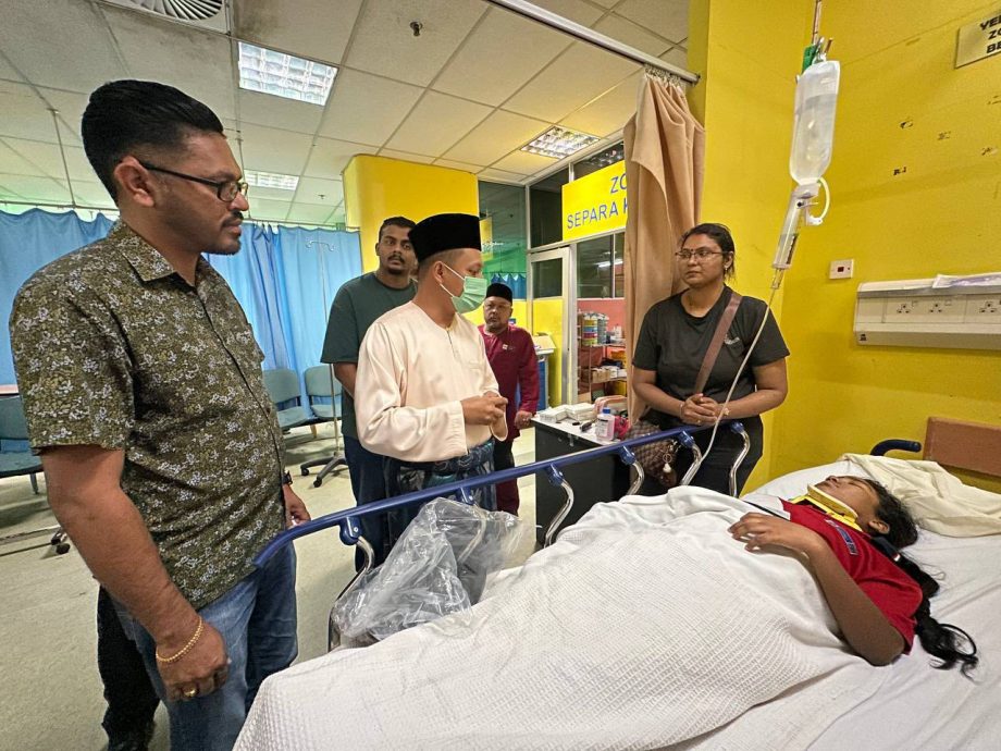 疑沟盖被掀校车撞深沟翻覆 10学生受伤送院