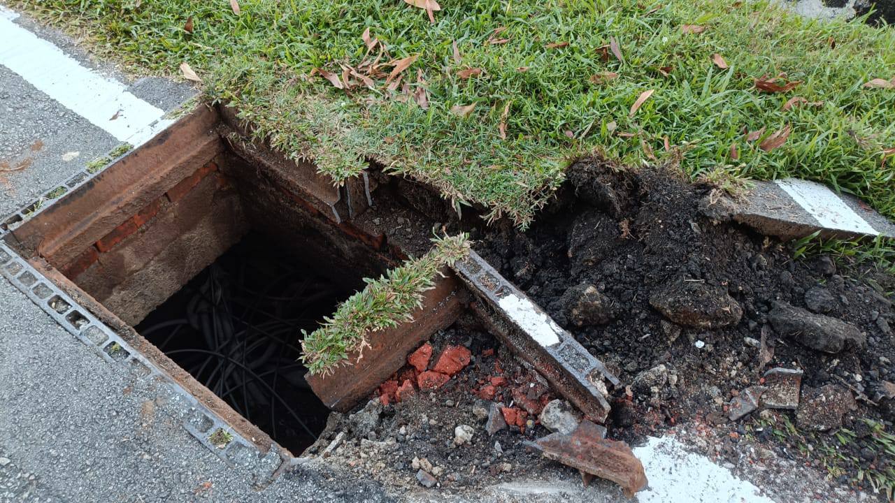 疑沟盖被掀校车撞深沟翻覆 10学生受伤送院