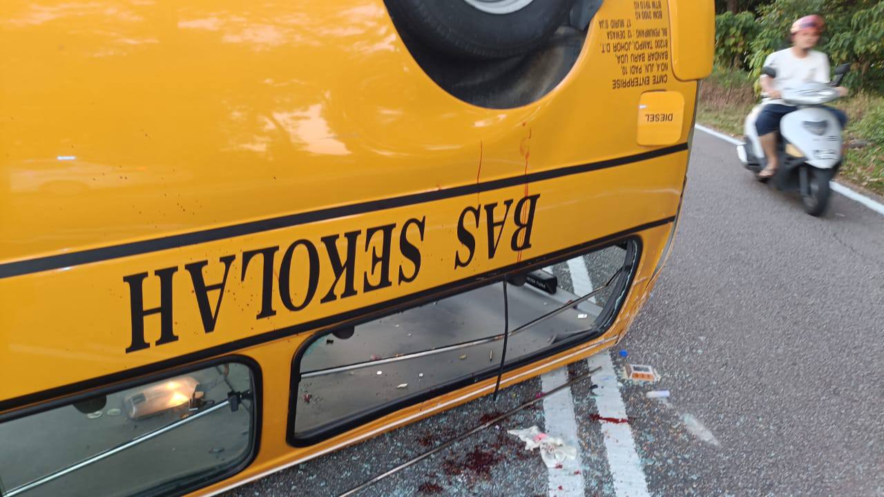 疑沟盖被掀校车撞深沟翻覆 10学生受伤送院