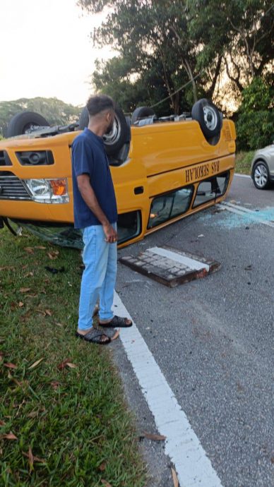 疑沟盖被掀校车撞深沟翻覆 10学生受伤送院