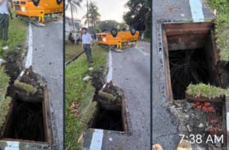 疑沟盖被掀校车撞深沟翻覆 10学生受伤送院