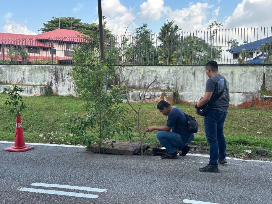 疑沟盖被掀校车撞深沟翻覆 10学生受伤送院