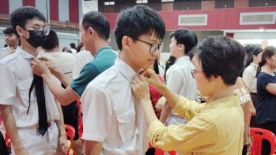 利丰港培华独中办成年礼   77高三生迈入成人阶段