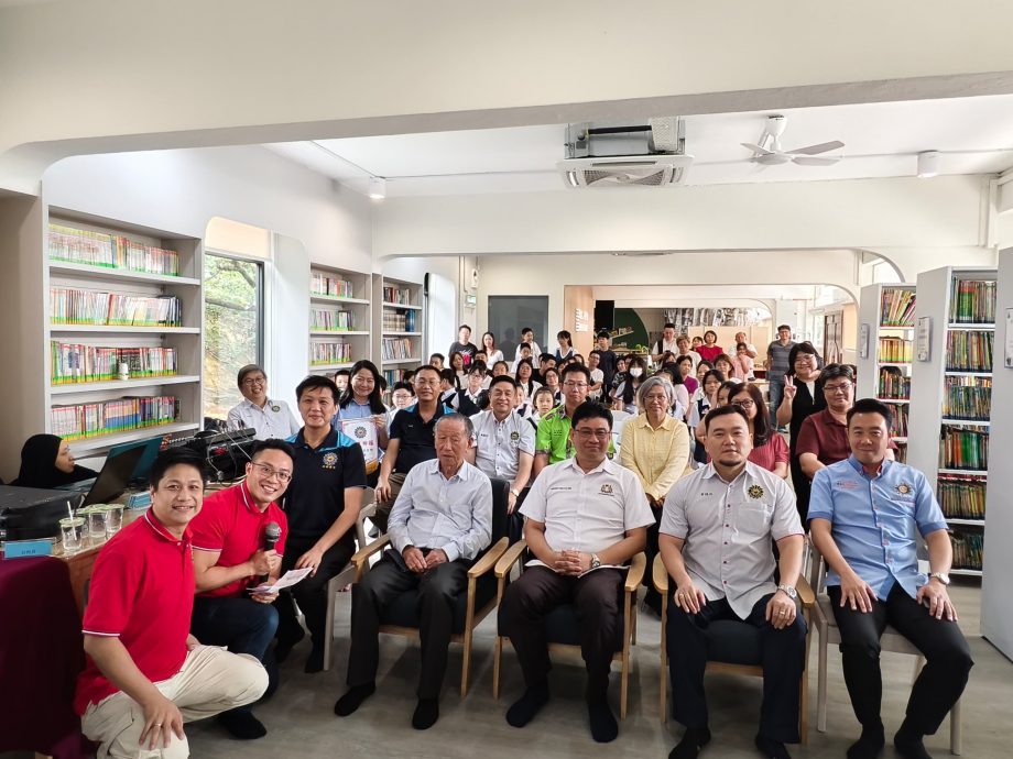 张嘉萱夺全柔华小华语讲故事赛冠军 三甲将代表柔州出征全国赛