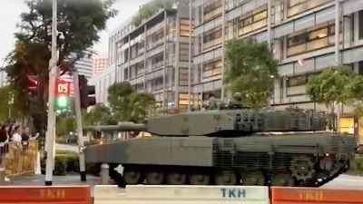 坦克因组件问题撞灯柱 安检后续参与狮城国庆庆典