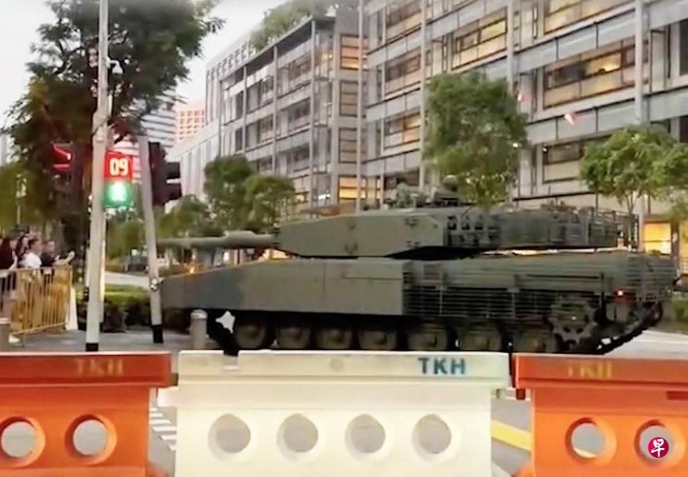 (已签发)柔:狮城二三事:坦克因组件问题撞灯柱 安检后续参与狮城国庆庆典