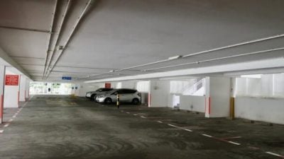 妻与人赤裸在车内  抓奸遭情夫开车撞伤