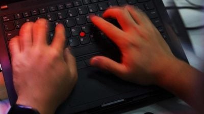 涉未经授权登录系统泄露机密信息 前警长被控
