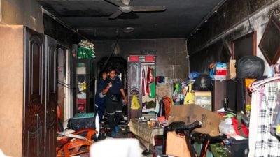 组屋单位着火 2人吸入浓烟送院