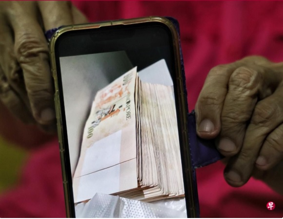 (已签发)柔:狮城二三事:遭假官员骗3万新元再索钱 老妇设局助擒老千 