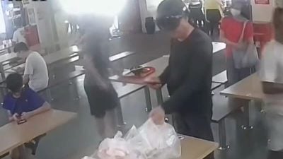黑衣男疑冒送餐员  鸡饭摊偷走外卖