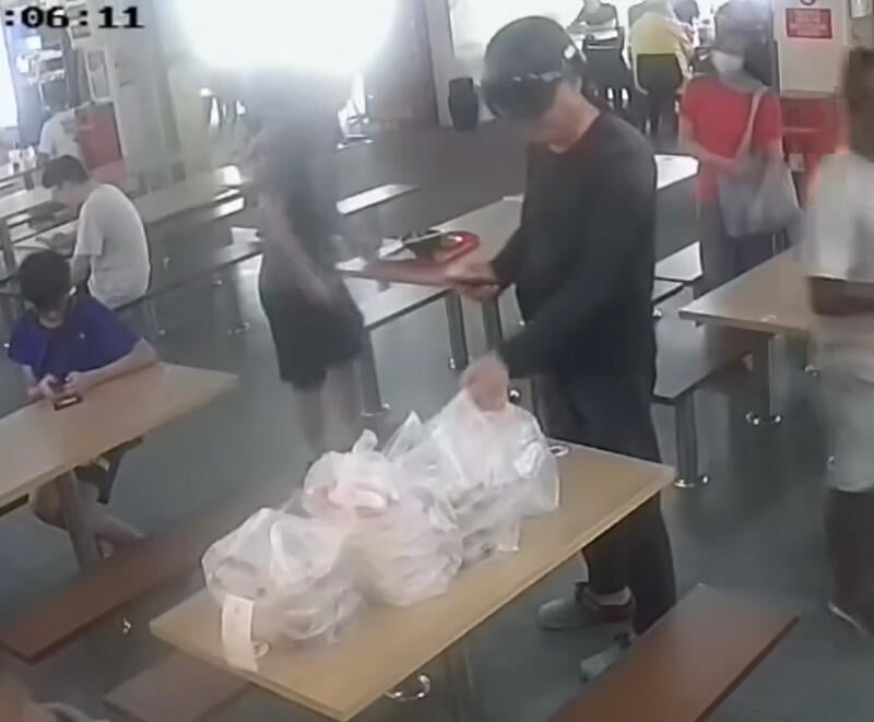 (已签发)柔:狮城二三事:黑衣男疑冒送餐员 鸡饭摊偷走外卖