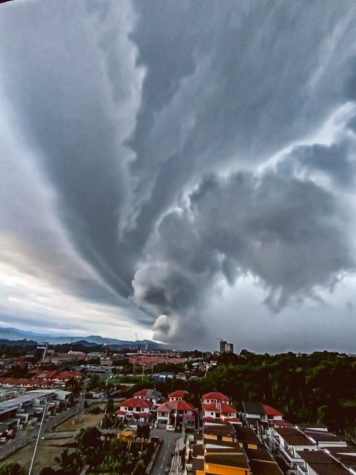 (已签发)沙巴西海岸现“海啸云” 民众纷纷拍照上传社媒
