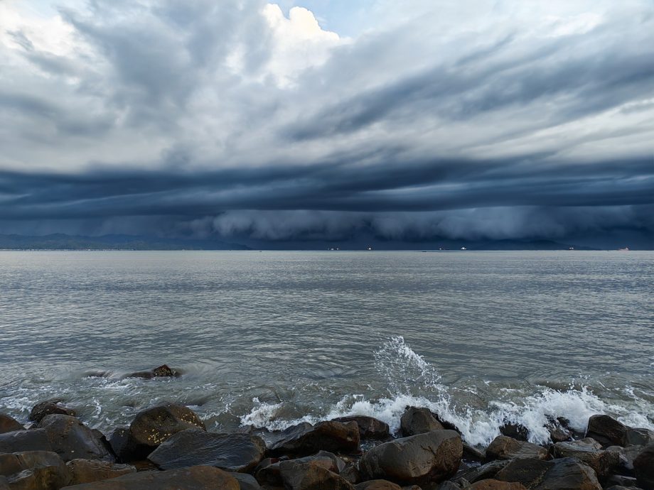 (已签发)沙巴西海岸现“海啸云” 民众纷纷拍照上传社媒