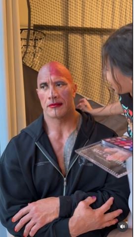 (已签发)爸爸的脸是画布 巨石强森脸被女儿分半化妆