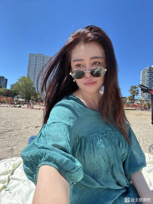 （已签发）王祖贤晒沙滩素颜照  粉丝大赞天然系女神