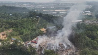 乌雪桃源岭非法垃圾场失火   日夜灌救6天 仅灭60%火势