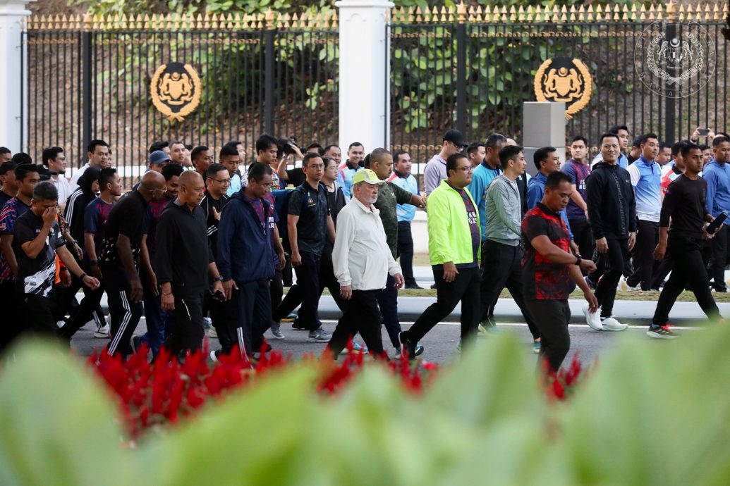 (有图)国家元首亲临健步走活动.与王宫官员同行2.5公里提倡健康生活