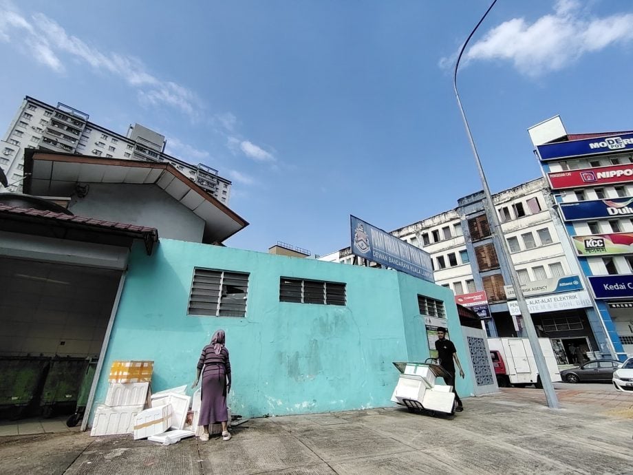 （版2头）大都会/甲洞美娜园隆市政局小贩中心厕所翻新 走简约清新风格  改造过去阴暗漏水面貌