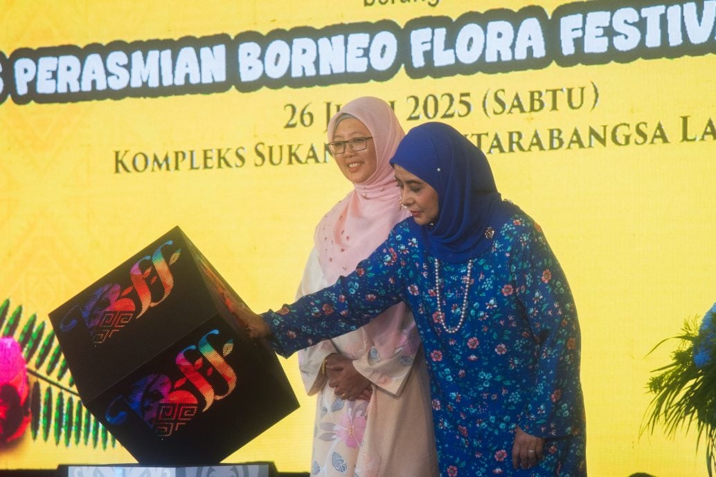 (纳闽)国家元首后主持婆罗洲花卉节开幕