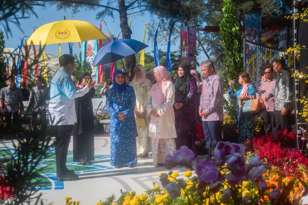 (纳闽)国家元首后主持婆罗洲花卉节开幕