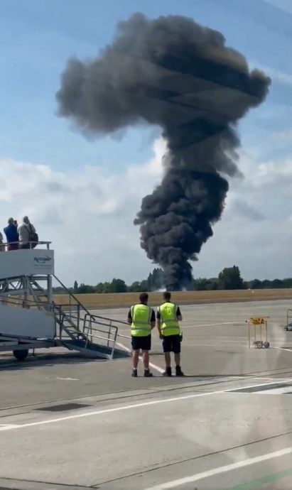 （视频）小型飞机坠毁成火球　伦敦机场暂停航班升降 