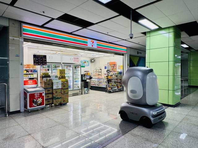 （视频）拼盘∕全球首例！深圳机器人自己搭地铁 为商家送货