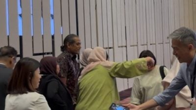 视频|民众力挺重掌卫生部 凯里微笑不语