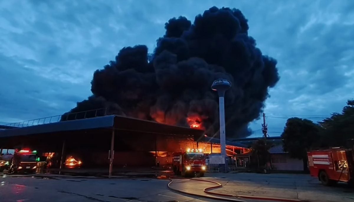 （视频）泰国橡胶厂突发火灾 黑烟扩散10公里