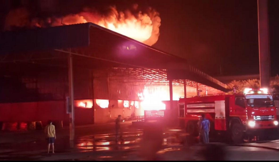 （视频）泰国橡胶厂突发火灾 黑烟扩散10公里