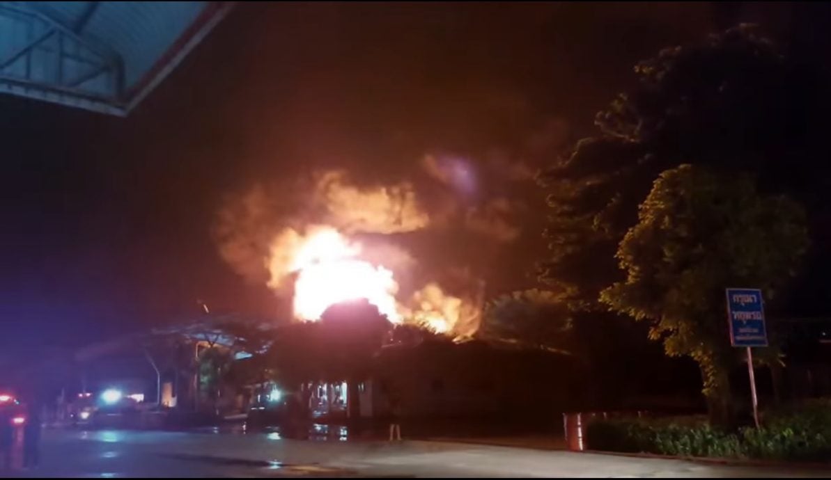 （视频）泰国橡胶厂突发火灾 黑烟扩散10公里