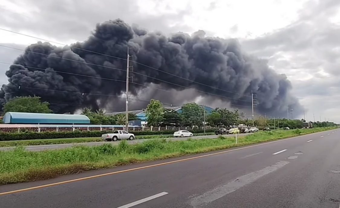 （视频）泰国橡胶厂突发火灾 黑烟扩散10公里
