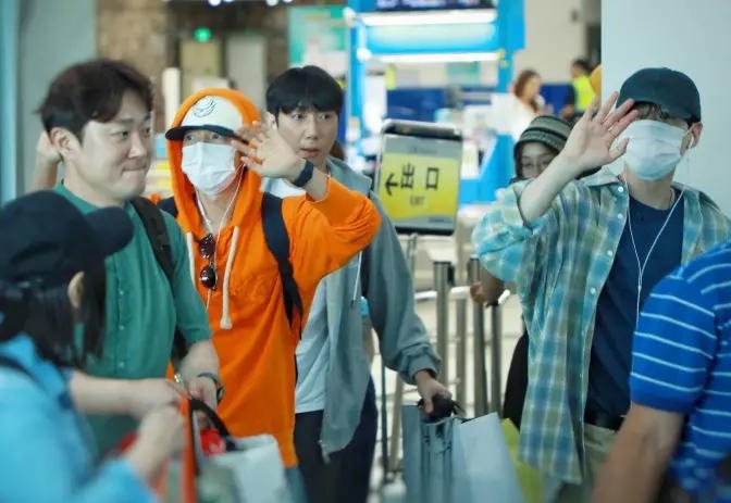 SJ东海、银赫困高雄！望狂风暴雨叹：回得去韩国吗？