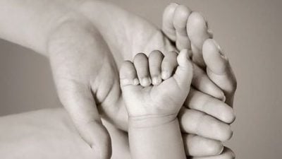 肛门有受伤的痕迹 女婴疑被母亲和其男友致死