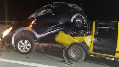 车爆胎滚数圈撞货卡 路人载女司机送医
