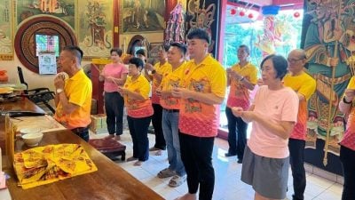 庆神诞筹获善款物资  龙山亭布施3团体