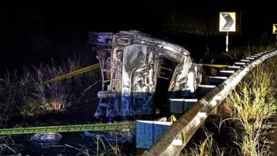 雨天路滑失控侧翻   轿车着火司机乘客获救