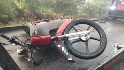 疑闪避突入车道车辆 . 女骑士摔落路上遭撞