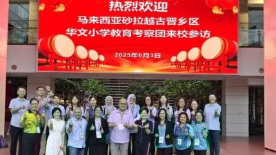砂考察团访闽江师专附小 . 观生动教学 探教育初心