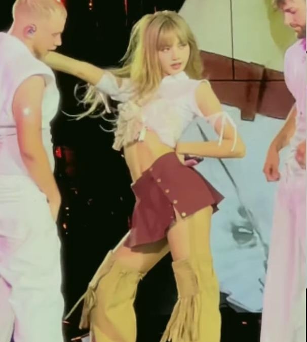 Lisa疑似走光画面疯传 粉丝急救火还原真相