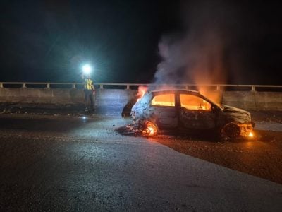 途经实务地大桥 . 车起火 3人逃命