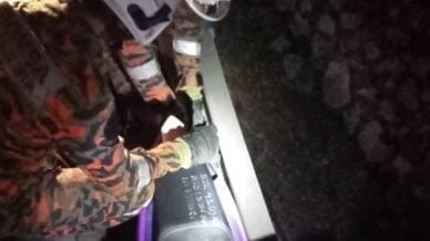 摩托车撞防护栏．骑士腿部被夹困