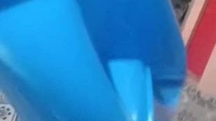 河边取水遇袭．水桶挡鳄口 男子保命