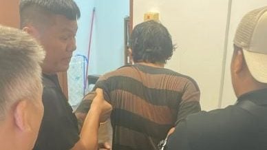 甫出狱在家中滋事 . 毒犯屋顶挥刀被捕