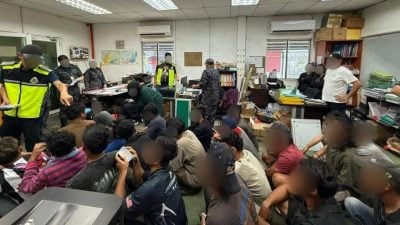 女雇主伪造文件聘外劳 . 19印尼人押送扣留营