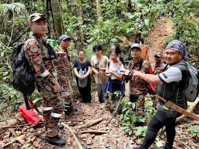女子登山呼吸困难 . 消拯员到场救援